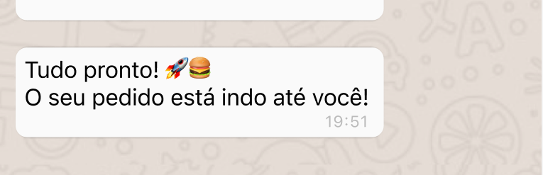 Pedido avançando para 'Saiu para entrega' no kanban enquanto cliente recebe mensagem avisando que o pedido está a caminho
